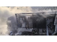 Suriye’ye geçiş için bekleyen tır alevlere teslim oldu