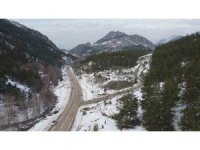 Kozan’da kar keyfi: Kardan adama sucuk ekmek ve şalgam ikram ettiler