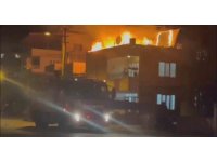 Hatay’da müstakil evin damı alevlere teslim oldu