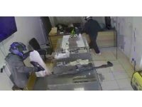 Silahlı 2 hırsız, 3 dakika içerisinde kuyumcuyu soydu... Korku dolu anlar kamerada