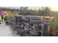 Payas’ta trafik kazası: devrilen kamyonun sürücüsü yaralandı