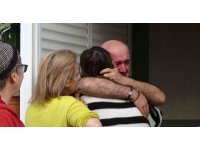 Evleri yanan genç kızı anne ve babası sarılarak teselli etti