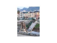 Asi Nehri üzerindeki yaya köprüsü çöktü