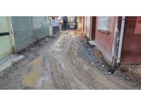 Yollar köstebek yuvasına döndü, mahalleli isyan etti