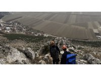 Dağda mahsur kalan keçi ekipler tarafından kurtarıldı