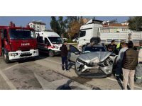 Antalya’da 3 aracın karıştığı zincirleme kazada otomobilde sıkışan sürücüyü itfaiye çıkardı