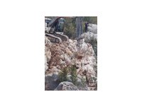 Kaya duvar yıkıldı, altında kalan genç hayatını kaybetti