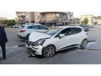 Antalya’da kontrolsüz kavşakta otomobiller çarpıştı: 2 yaralı