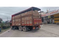 Motosiklet kamyonun altına girdi, savrulan sürücü ağır yaralandı