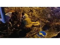 Minibüsle çarpışan motosiklet su kanalına devrildi: 2 kişi yaralandı