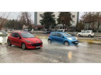 Isparta’da sağanak ve fırtına hayatı olumsuz etkiledi