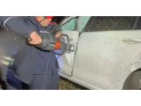 Adana’da şarampole yuvarlanan otomobildeki 2 kişi yaralandı