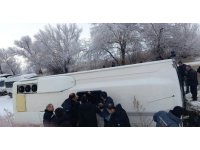 Elbistan-Çoğulhan karayolunda işçi servisi devrildi