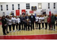 Kumluca’da kadınlar öğretmenler arasında düzenlenen voleybol turnuvası sona erdi