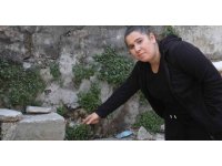 Annesinin yanındayken duvarın üzerindeki telefonu çaldı