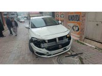 Otomobille motosikletin çarpışma anı kamerada: 1 yaralı