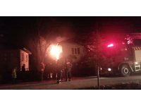 Çatıdan yükselen alevler hızla yayılarak iki katlı evi küle çevirdi