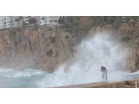 Antalya’da çatı uçtu, aracın üzerine tabela devrildi, elektrik telleri koptu