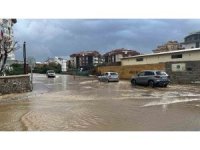 Alanya’da yağmur , dolu ve fırtına hayatı olumsuz etkiledi