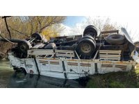 Osmaniye’de turp yüklü kamyon dereye devrildi