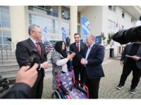Yüreğir Belediyesi engelli bireylere tekerlekli sandalye dağıttı