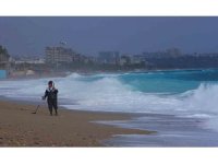 Define avcıları fırtınada iş başında: Dev dalgaların vurduğu sahilde dedektörle arama yaptılar