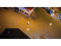 Adana’da sağanak yağmur hayatı felç etti: Yollar göle döndü, araçlar mahsur kaldı