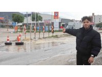 Çukura düşen araçları durdurmaya çalıştı, başarısız oldu