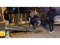 Tesla ile çarpışan motosikletteki 2 kişi metrelerce savruldu