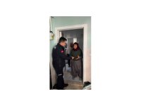 Yaşlı kadının pazarda kaybettiği cüzdanı bulup evinde teslim ettiler