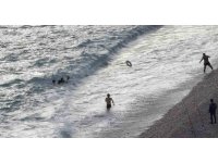 Fırtınalı havada denizde can pazarı