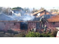 Evlerinin yanışını gözyaşları içinde izledi