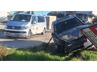 Serik’te otomobil ile minibüs çarpıştı: 1 yaralı