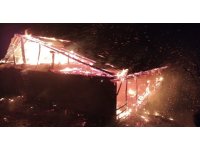 Adana’da yangın: Ev ve ahır küle döndü