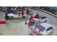 Sürücüsünün kontrolünü kaybettiği otomobilin aydınlatma direğine çarptığı anlar kamerada