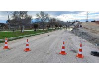 Belediye su tahliyesi yerine yolu kapattı, yapım aşamasındaki yolu açtı