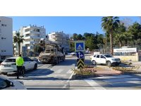 Motosiklet beton kamyonuna çarptı: 1 yaralı