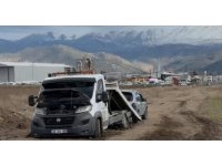 Bir çekiciyi kurtarmaya giden iki çekici de çamura saplandı