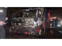 Park halindeyken yanan kamyonet kullanılamaz hale geldi