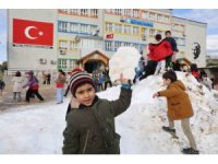 Adanalı öğrencilerin kamyon kamyon kar mutluluğu