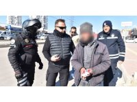Kepez’de seyyar satıcı ve dilencilere operasyon