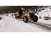 Alanya’nın yüksek kesimlerinde karla mücadele çalışması sürüyor