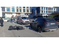 Devrilerek sürüklenen motosikletli otomobile çarptı