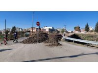 Ortasında delik oluşan köprü trafiğe kapatıldı