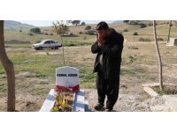 Acılı baba karne gününde maganda kurşunuyla ölen oğlunun kabrinde ağladı