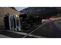 Karayolunda yem yüklü tır devrildi: 2 yaralı