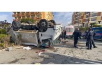 Kamyonun arkadan çarptığı çöp kamyonu devrildi: 1’i ağır 3 işçi yaralandı