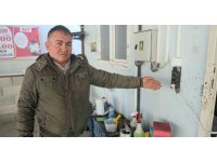 Film sahnelerini aratmayan görüntü: Motosikletle gelen maskeli 2 şahıs pompalı tüfeklerle iş yerini kurşunladı