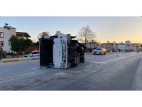 Antalya’da midibüs ile otomobil çarpıştı: 3 yaralı