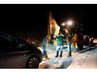 Araçlarıyla karlı ve buzlu yolda mahsur kalanları ekipler kurtardı